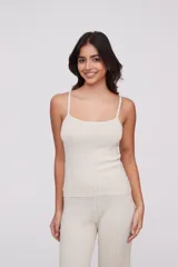 Musculosa de punto con tirantes finos y diseño acanalado.