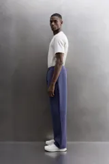 Pantalón jogger relaxed fit Zara Athleticz de tejido técnico compacto elástico con mezcla de algodón. Presenta cintura elástica ajustable con cordón, bolsillos laterales en la cadera, bolsillo trasero con cierre de cremallera, bajo ajustable con elástico y detalle de logo estampado en la pernera.