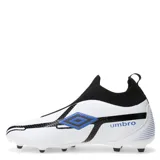 Championes de fútbol Umbro Fuzion, color negro con detalles en rojo y logo de la marca en el lateral. Diseño sin cordones con ajuste elástico en el tobillo.