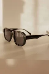 Lentes de sol con armazón de policarbonato negro de diseño geométrico con doble puente. Cuentan con protección UV400.