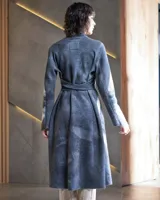 Tapado gris de lana merino afieltrada, con cuello que se prolonga a modo de cinto, aberturas y bolsillos laterales. Diseño artesanal teñido con técnica Tie Dye.
