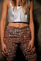 Short biker de lentejuelas color cobre con cintura elástica.
