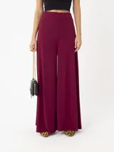 Pantalón de pierna ancha color borgoña, con pretina elastizada.