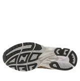 Championes Asics Gel-Kayano 14, de color gris con detalles metalizados plateados y franjas laterales negras con bordes naranjas.