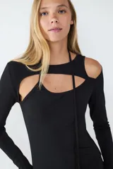Vestido mini negro de manga larga con diseño ceñido, detalles cut-out en el pecho y los hombros, y lazos ajustables.
