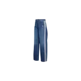 Pantalón de mezclilla Adidas modelo Vintage Dad Jeans, color azul índigo. Presenta las tres tiras características de la marca en blanco a lo largo de los laterales y el logo del trifolio bordado cerca del bolsillo.