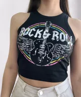 Musculosa blanca con cuello redondo y estampado de una guitarra alada con la frase "Rock and Roll".
