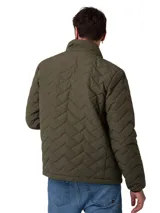 Chaqueta acolchada de color verde oliva, con cierre frontal de cremallera, cuello alto y parche con el logo de la marca en el pecho. Presenta un diseño de costuras en zigzag y es resistente al agua y al viento.