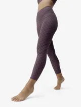 Calza deportiva 7/8 de tiro alto con diseño estampado de monograma. Confeccionada en tejido Shape_Tech compacto y ligero, cuenta con un bolsillo oculto en la cinturilla y refuerzo de doble capa en la entrepierna.