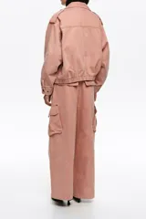 Pantalón cargo de corte wide leg, color rosado lavado, con bolsillos laterales con solapa y cintura elastizada ajustable con cordón.