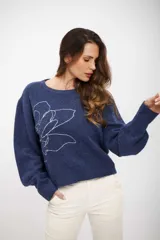 Buzo de tejido de punto azul oscuro con cuello redondo y un diseño lineal de una flor en blanco en el frente.