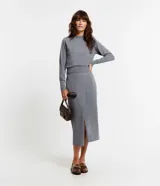 Pollera midi gris de punto, con detalle delantero cruzado.