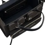 Bolso tipo tote grande de Marc Jacobs, confeccionado en lona de algodón color negro. Presenta diseño utilitario con múltiples bolsillos frontales con solapa, un bolsillo con cierre y el texto "THE TOTE BAG" impreso en contraste. Cuenta con asas superiores dobles.