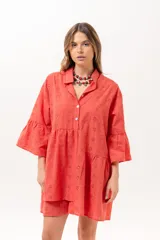 Vestido corto coral de broderie, con cuello camisero, cierre frontal de botones, mangas tres cuartos con volados y diseño escalonado en la falda.
