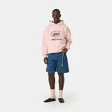 Hoodie de corte oversize color rosado con capucha, manga larga y estampa frontal del logo de la marca en tono marrón.