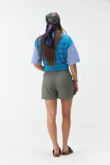 Short azul marino de corte clásico con cintura elástica fruncida y bolsillos laterales.