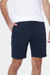 Bermuda gris con bolsillos laterales y traseros.