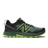 Championes de trail running New Balance Fresh Foam X Hierro v7, color negro con detalles en verde y logo "N" en amarillo flúor. Suela Vibram® Megagrip para mayor tracción y resistencia.