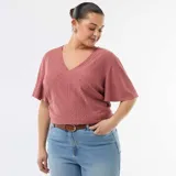 Remera rosa de punto calado con escote en V y mangas cortas amplias.