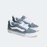 Championes Vans Knu Skool color gris con detalles en blanco. Inspirados en los icónicos Old Skool, con cordones extragrandes, lengüeta abullonada, cuello afelpado y suela vulcanizada.