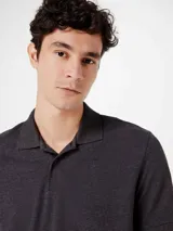 Polo marrón de manga corta confeccionada en tejido de piqué de algodón.