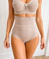 Bombacha reductora y modeladora de tiro alto, confeccionada en lycra color beige, diseñada para brindar soporte y control en la zona abdominal.
