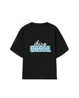 Remera negra de corte recto con estampado en la espalda que incluye la palabra 'Ibiza' en letras blancas y la frase 'It Ittai' escrita sobre bloques de hielo.