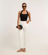 Pantalón mom comfort de cintura alta confeccionado en sarga color crudo, con trabillas en la cintura, cierre tradicional, bolsillos y brillo aplicado con lunares metalizados y pedrería de strass.