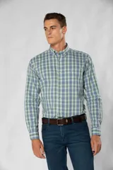 Camisa de manga larga con estampado de cuadros en tonos azules y verdes, cuello abotonado, cierre frontal con botones y bolsillo en el pecho con logo bordado.