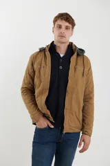 Campera técnica de tejido elástico en color azul marino, con capucha ajustable, cierre frontal y bolsillos laterales con cierre. Cuenta con forro interior de micro polar y ajuste en el ruedo.