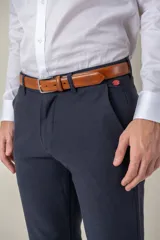 Pantalón slim fit de tencel, color beige, con bolsillos laterales y traseros, y presillas para cinturón.