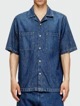 Camisa de jean Diesel modelo D-Paroshort, de manga corta y calce holgado. Tiene dos bolsillos frontales con solapa y cierre con botones.