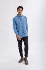 Pantalón de jean corte slim fit en color negro lavado, con cierre de botón y cremallera, y bolsillos laterales y traseros.