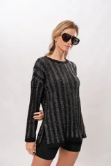 Sweater negro con lurex plateado a rayas verticales, de corte holgado y mangas largas.