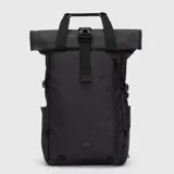 Mochila urbana de diseño moderno con cierre superior enrollable y hebilla de seguridad. Cuenta con compartimento para computadora, bolsillos laterales y correas ajustables. Presenta un acabado minimalista en color negro.