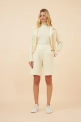 Bermuda de lana fina color gris con bolsillos laterales y forro interior.