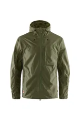 Campera verde militar con capucha, cierre frontal y un bolsillo en el pecho.