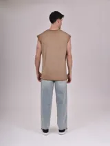 Musculosa verde militar con efecto desgastado y estampado frontal con la frase "STREET CULTURE" en blanco.