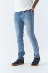 Jean de corte regular para hombre, color negro, con cierre frontal y bolsillos laterales y traseros. Presenta pasacintos en la cintura y costuras reforzadas.