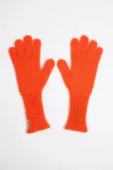 Guantes color naranja confeccionados con mezcla de alpaca y etiqueta metálica con logo.