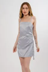 Vestido corto color borgoña, con breteles finos, escote recto y drapeado lateral con cordones ajustables.