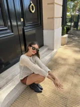 Top tejido a mano con hilado de algodón y lurex, color negro.