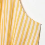 Musculosa sin mangas de rayas amarillas y blancas, con cuello halter alto fruncido, detalle de lazo lateral y dobladillo inferior ajustado.