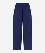 Pantalón pantacourt de viscosa color blanco, con bolsillos laterales y cierre con botones delanteros.