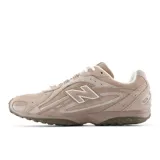 Championes New Balance modelo 204L, de perfil bajo con diseño inspirado en el running de los años 2000. Presenta una capellada de ante premium en tono beige con superposiciones arqueadas, logotipo N de doble capa en el lateral y suela de EVA con diseño técnico.