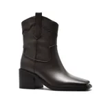 Bota texana de caña media confeccionada en cuero, con diseño de costuras decorativas, taco cuadrado y punta cuadrada.