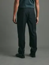 Pantalón de vestir de corte recto y línea limpia, sin pinzas. Confeccionado en una mezcla de poliéster y viscosa, presenta un diseño clásico y estructurado.