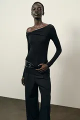 Top de manga larga confeccionado en tejido de algodón, con diseño de escote asimétrico y corte ajustado al cuerpo.