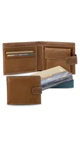 Billetera de cuero color marrón oscuro con pespuntes blancos. Cuenta con presilla con broche, visor, tarjeteros, bolsillo para monedas con cierre de broche y doble compartimento para billetes.