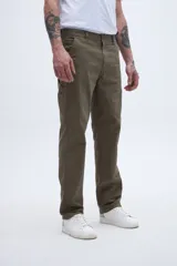 Pantalón de gabardina gris, corte recto, estilo carpintero con bolsillos laterales y detalle en la parte trasera.